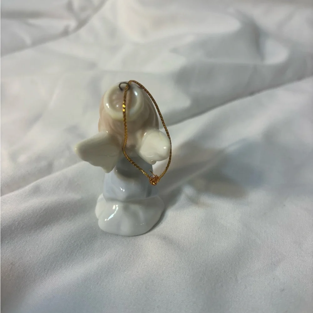 Precious Moments delight elegance